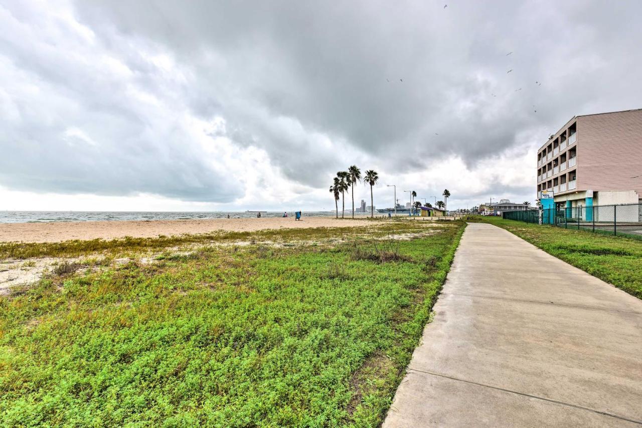 Breezy Beachfront Condo In Heart Of Corpus Christi Bagian luar foto